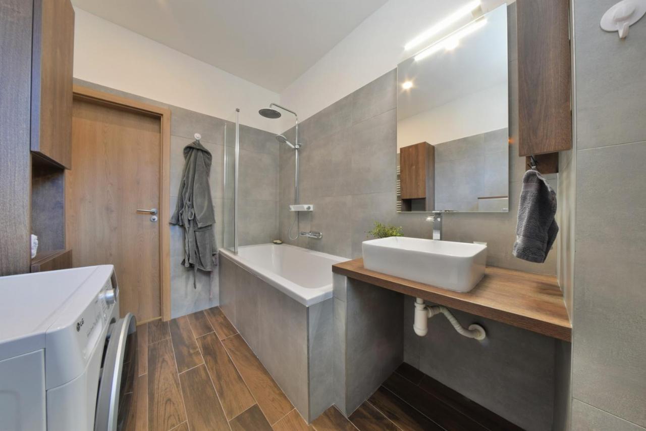 Big 75M2 Next To Opera Building In Direct Centrum, Air-Conditioned, Balcony, 24H Self Checking Банска-Бистрица Экстерьер фото